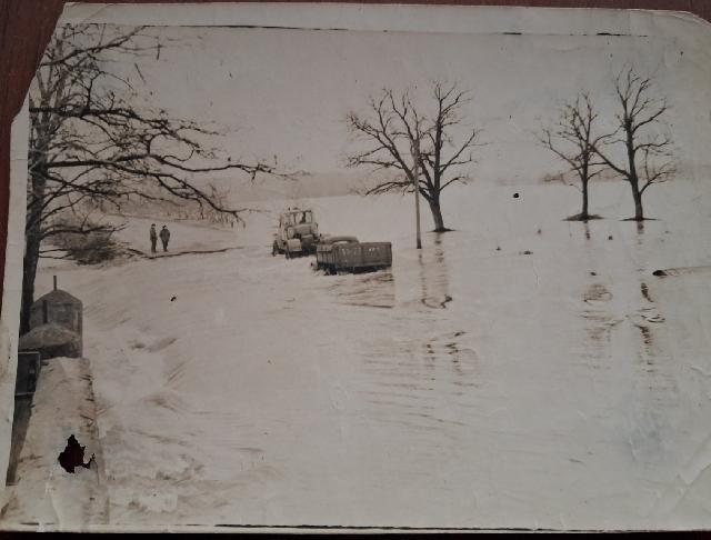 Архівна фотографія дороги на Білу Криницю під час розливу річки Інгулець у 1969&ndash;1970 роках. Світлина зберігає історичну пам&rsquo;ять про природні явища та життя мешканців того часу.