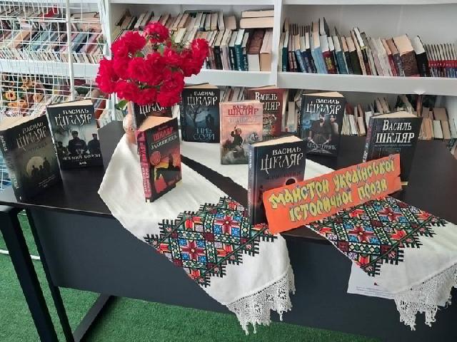 Книжная выставка-портрет «Василий Шкляр: Голос непокоренной нации» Книжная выставка-портрет «Василий Шкляр: Голос непокоренной нации» посвящена юбилею выдающегося украинского писателя и знакомит читателей с произведениями, раскрывающими силу украинского характера, историческую память и непрерывность национального сопротивления.